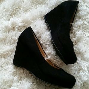 NWOT American Rag Cie Kenna Black Wedges, Size 6.